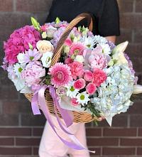 Цветочная композиция из Розы, Хризантемы, Пионы и Лизиантусы в корзине в Константиновске