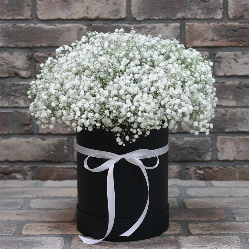 Цветочная композиция из Гипсофила в шляпной коробке в Константиновске