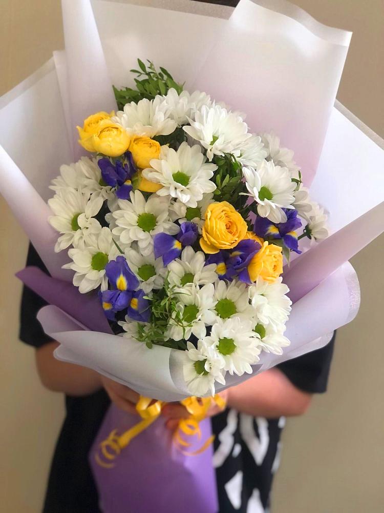 Букет цветов из: Ирисы, Хризантемы и Розы в Константиновске