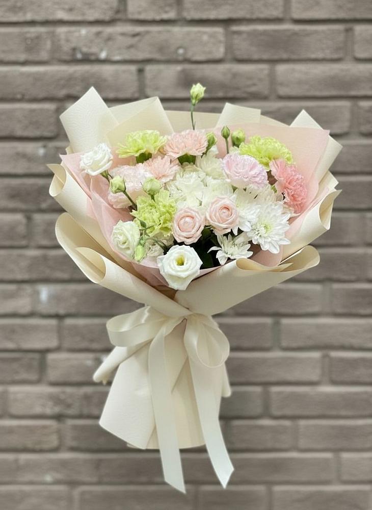 Букет цветов из: Гвоздики, Розы, Лизиантусы и Хризантемы в Константиновске