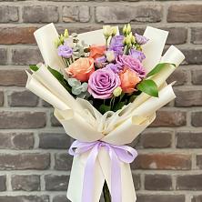 Букет цветов из:  Лизиантусы и Розы в Константиновске