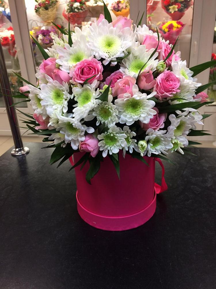 Цветочная композиция из Розы и Хризантемы в шляпной коробке в Константиновске