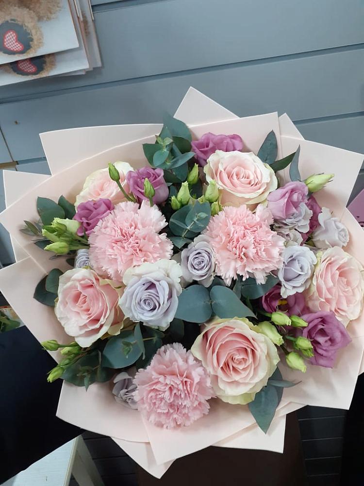 Букет цветов из: Розы, Гвоздики и Лизиантусы в Константиновске